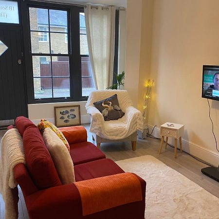 Immaculate 1-Bed Apartment Near The River Thames Sunbury-on-Thames Екстериор снимка