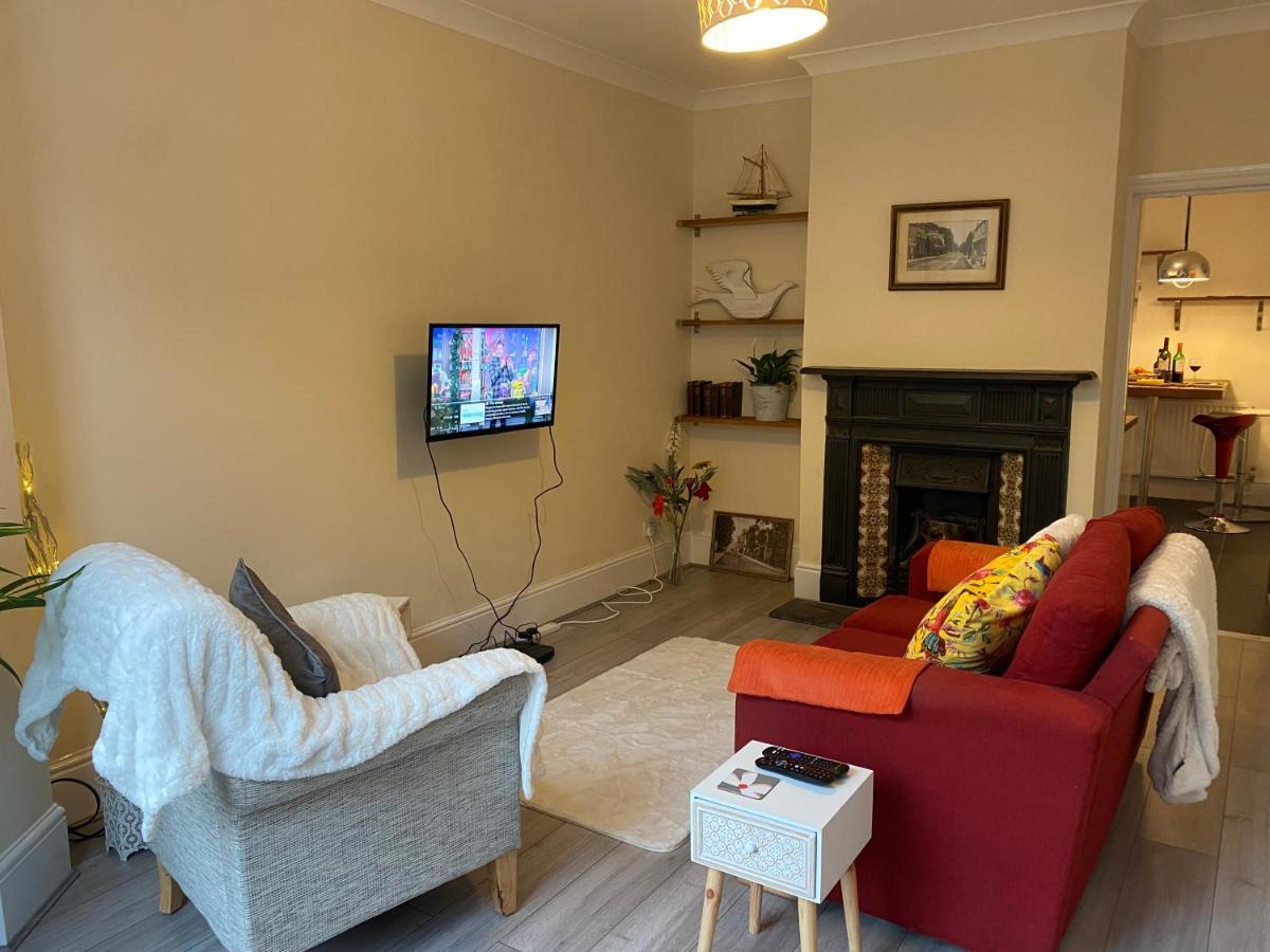 Immaculate 1-Bed Apartment Near The River Thames Sunbury-on-Thames Екстериор снимка